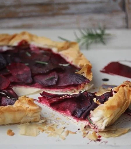 Rezept für Rote Bete-Tarte mit Cashews // HIMBEER