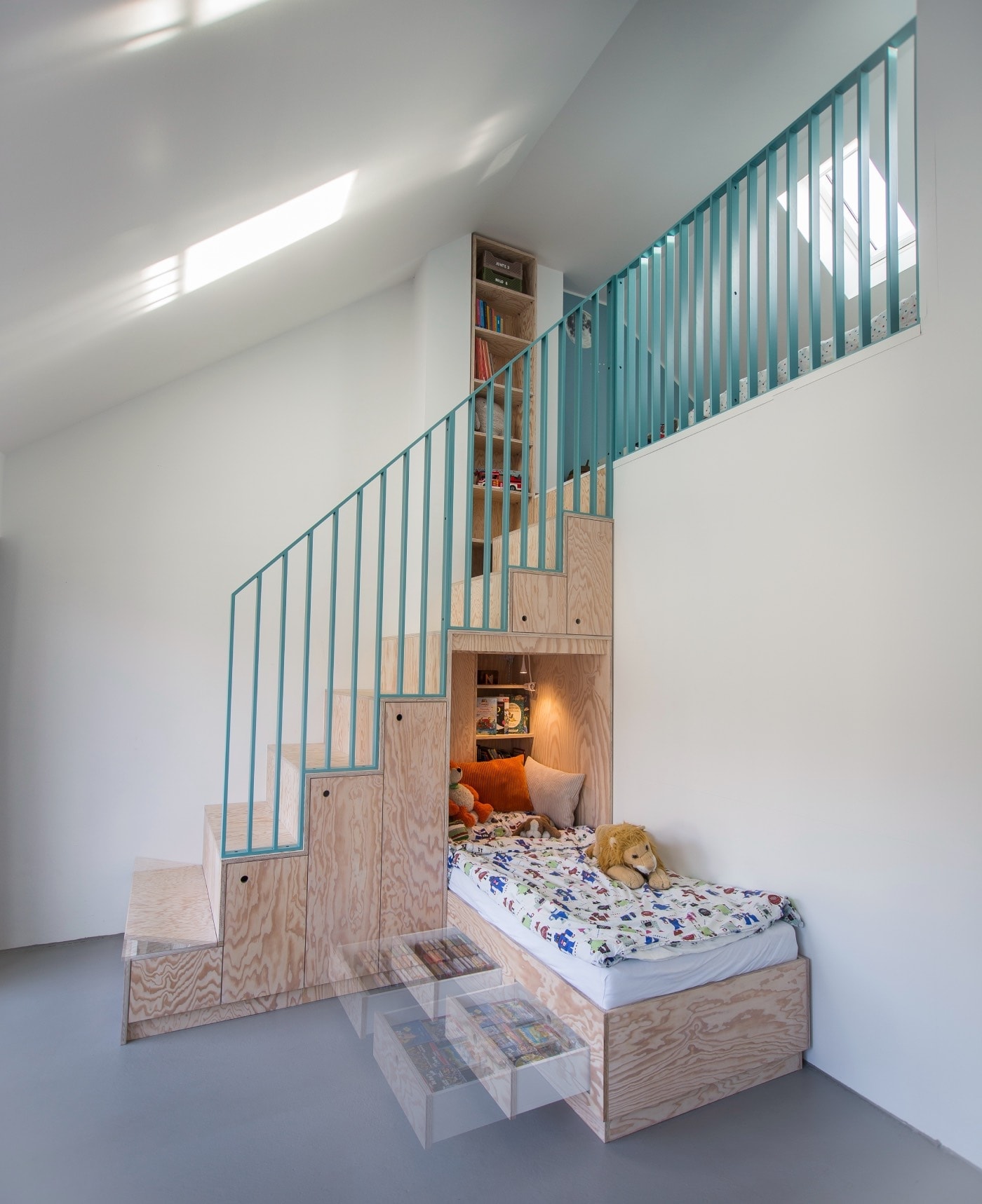 Treppe mit viel Stauraum und Bett von Habitiny
