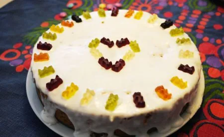 Milchfreier Geburtstagskuchen für Kinder: Saftiger Karottenkuchen mit Zitronenguss – Rezept // HIMBEER