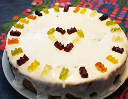 Milchfreier Geburtstagskuchen für Kinder: Saftiger Karottenkuchen mit Zitronenguss – Rezept // HIMBEER