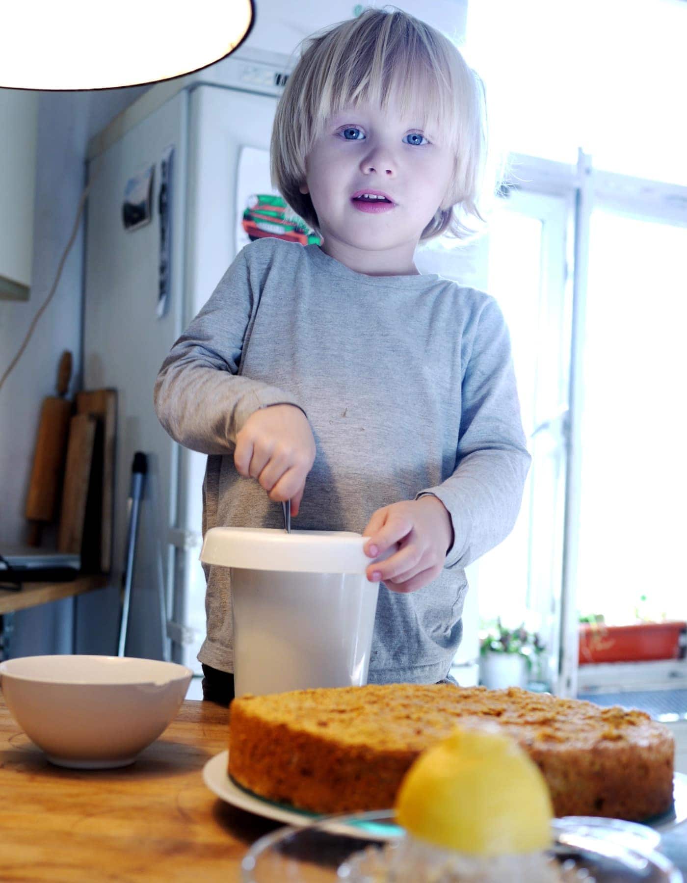 Milchfreier Geburtstagskuchen für Kinder: Saftiger Karottenkuchen mit Zitronenguss – Rezept // HIMBEER