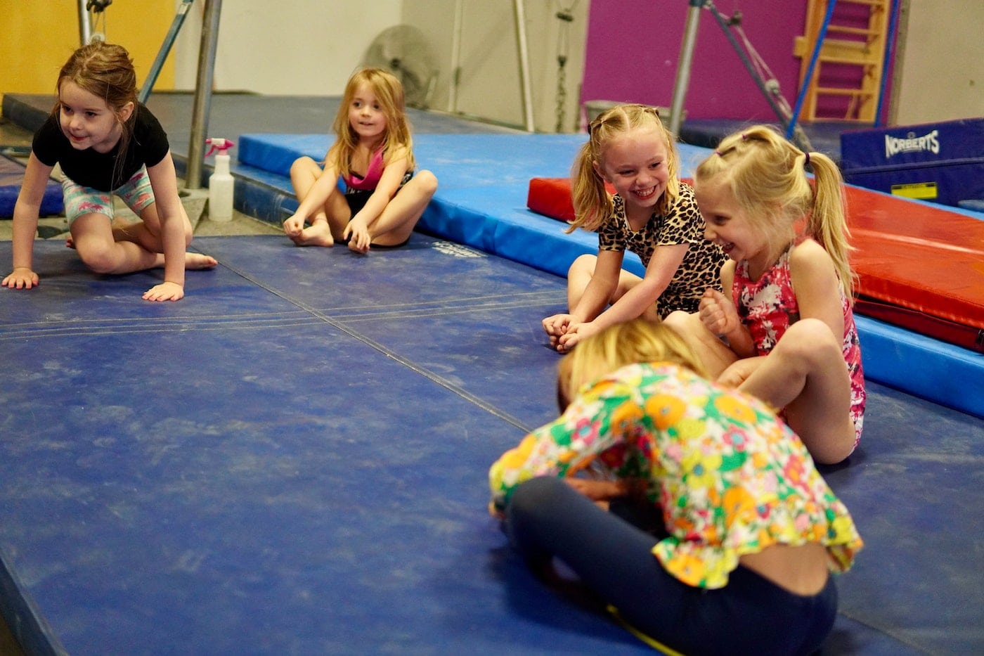Mädchen beim Bodenturnen: Faschingsferien-Kurse für aktive Kinder in München // HIMBEER