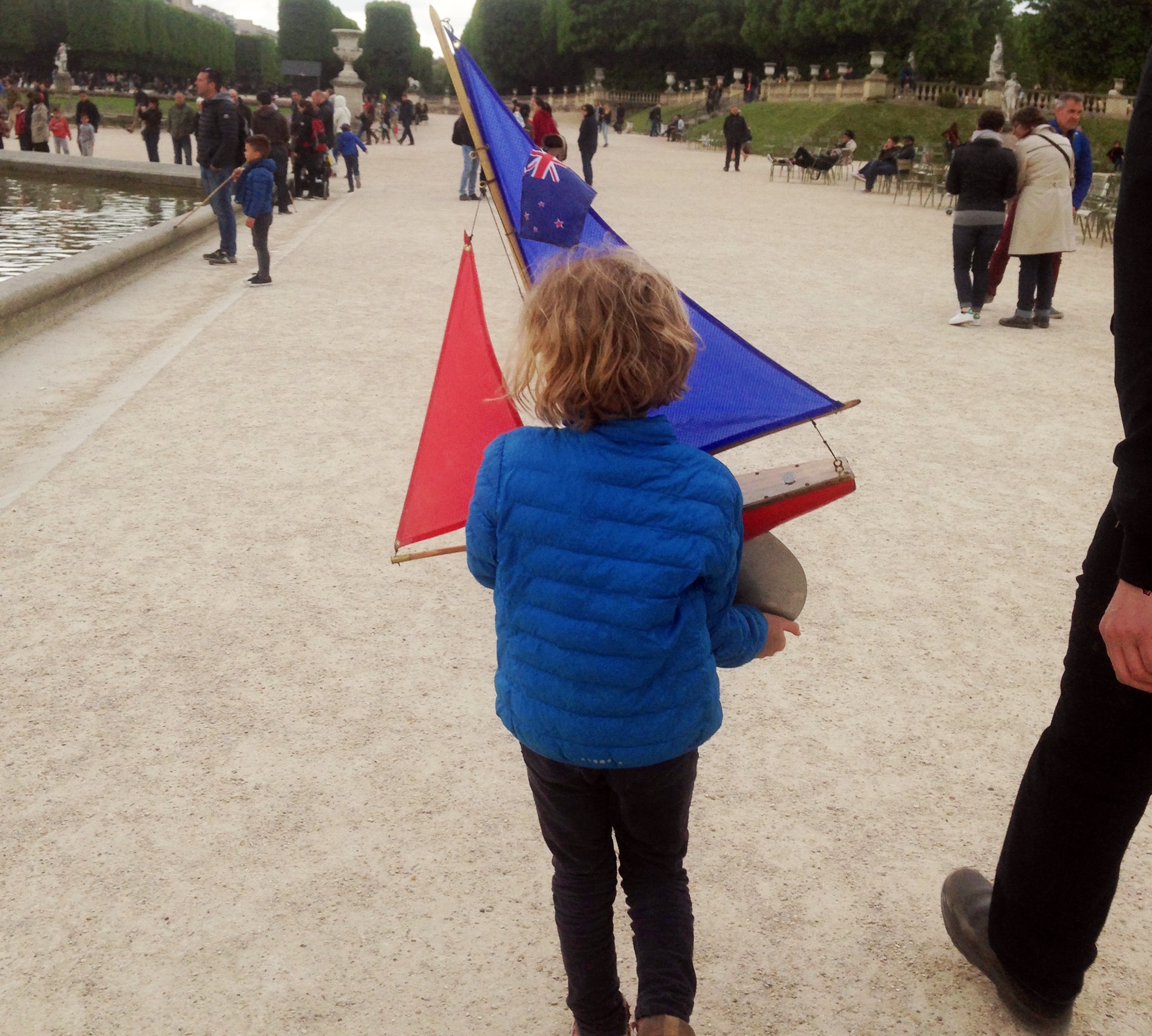 Paris mit Kindern: Modellboot fahren lassen // HIMBEER