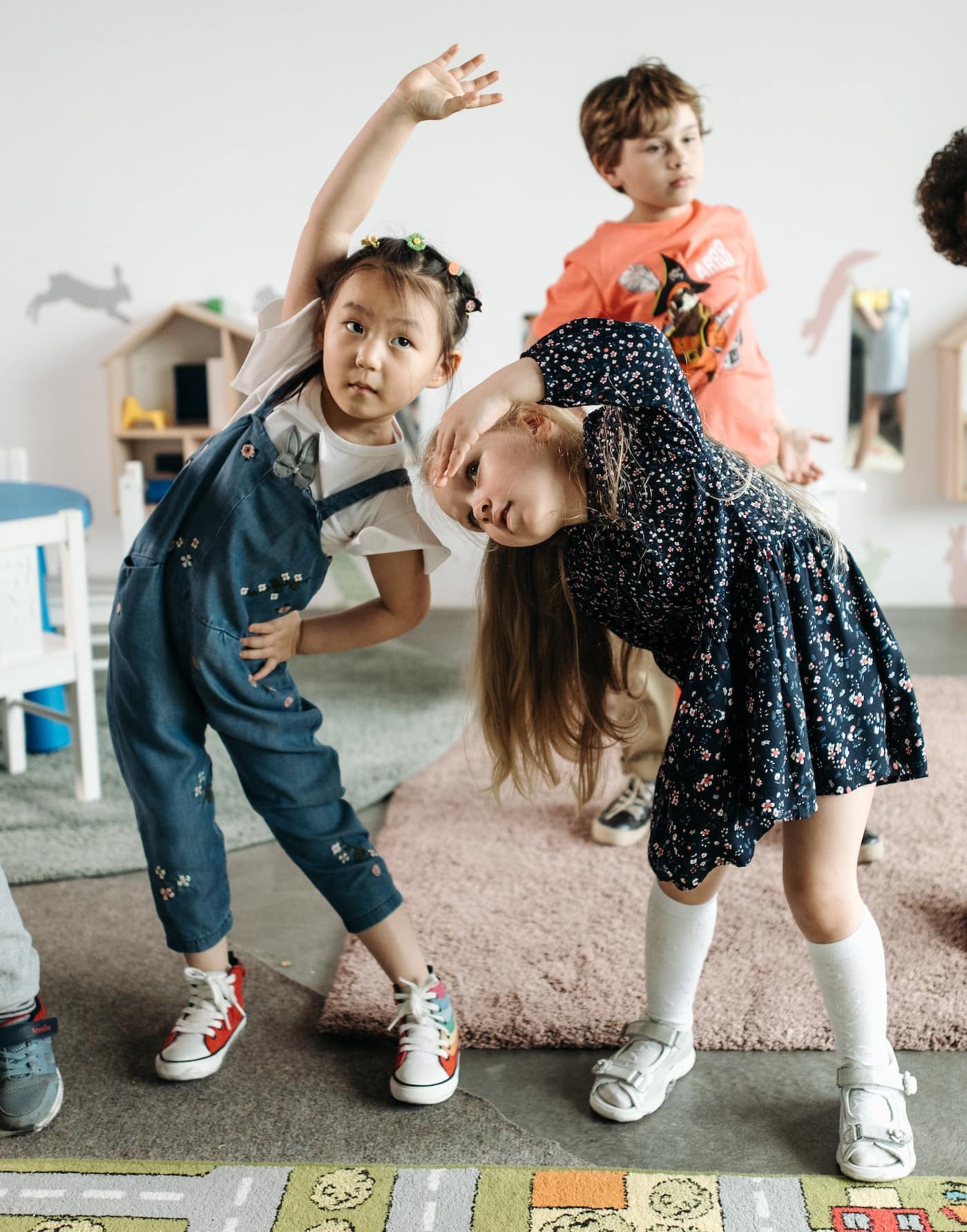 Tanzende Mädchen: Faschingsferien-Kurse für aktive Kinder in München // HIMBEER