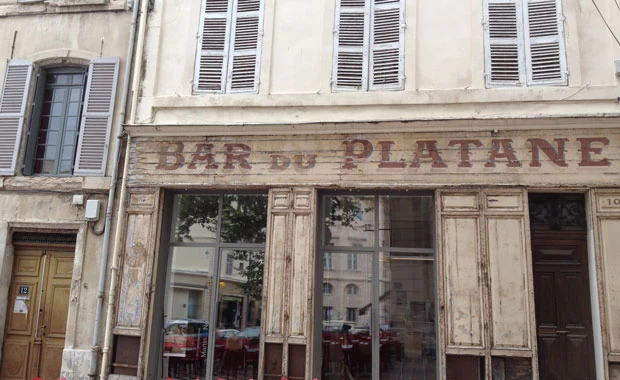 Bar in Marseille – Reisebericht Städtetrip nach Marseille // HIMBEER