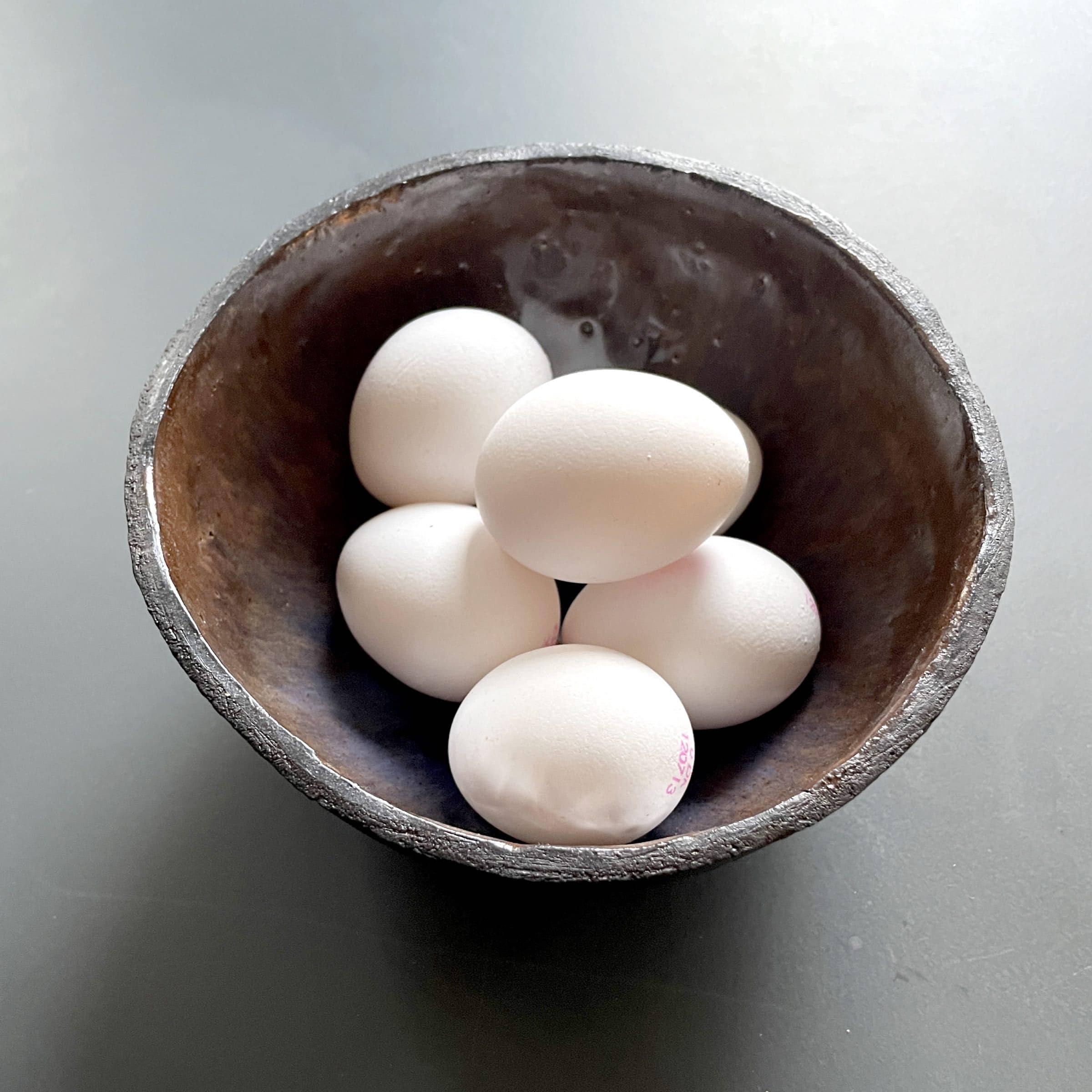 Hartgekochte weiße Eier – verschieden Techniken zum Färben mit Lebensmittelfarbe // HIMBEER