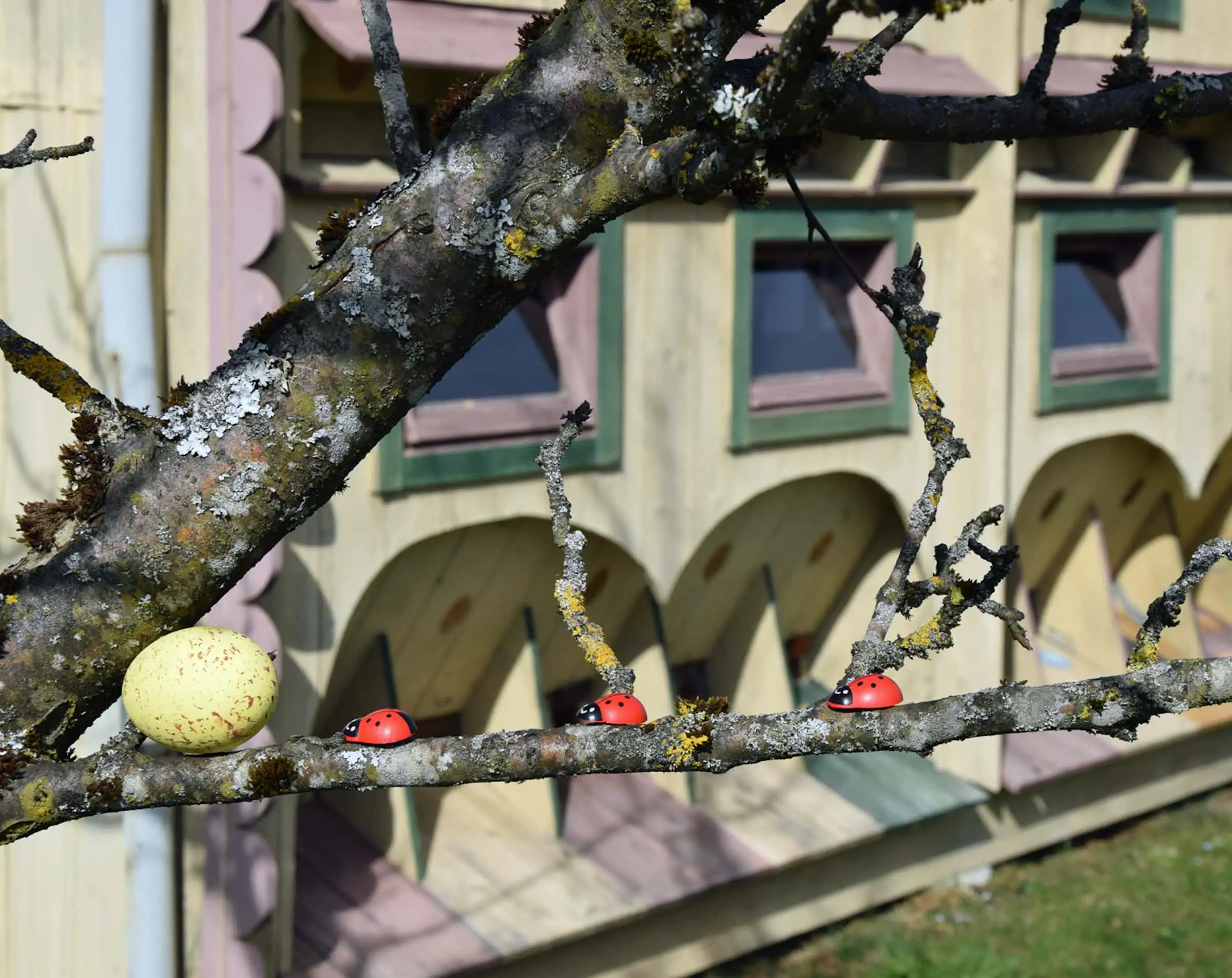 Die erste Osterferienwoche bringt den Osterhasen und Ostereier für Kinder in München // HIMBEER