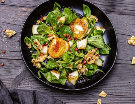Feldsalat mit Birne, Walnuss und angebratenem Ziegenkäse // HIMBEER