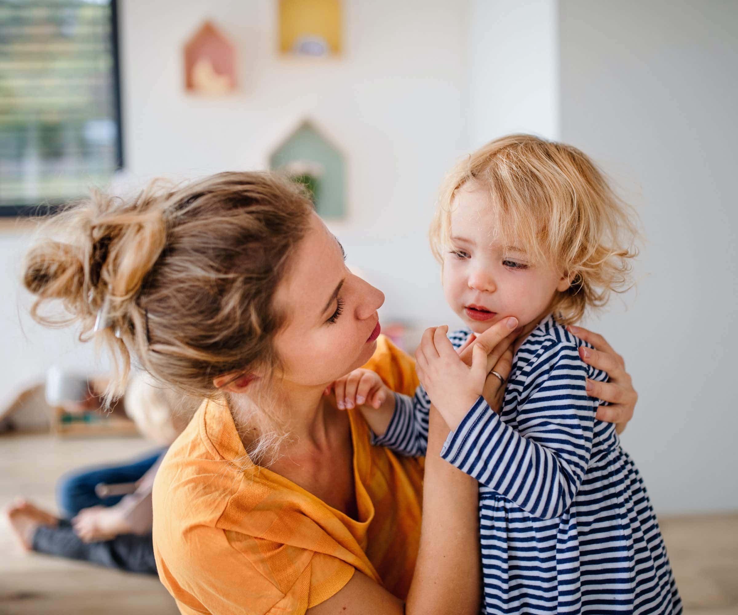 Paartherapie-Kolumne: Was tun, wenn das Kind immer nach Mama verlangt? Wer bleibt zu Hause, wenn das Kind krank ist? // HIMBEER