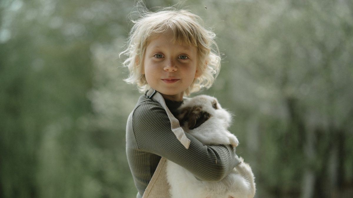 Ostertage Kind mit Hase: Schöne Events rund um die Ostertage in München für Kinder und Familien // HIMBEER