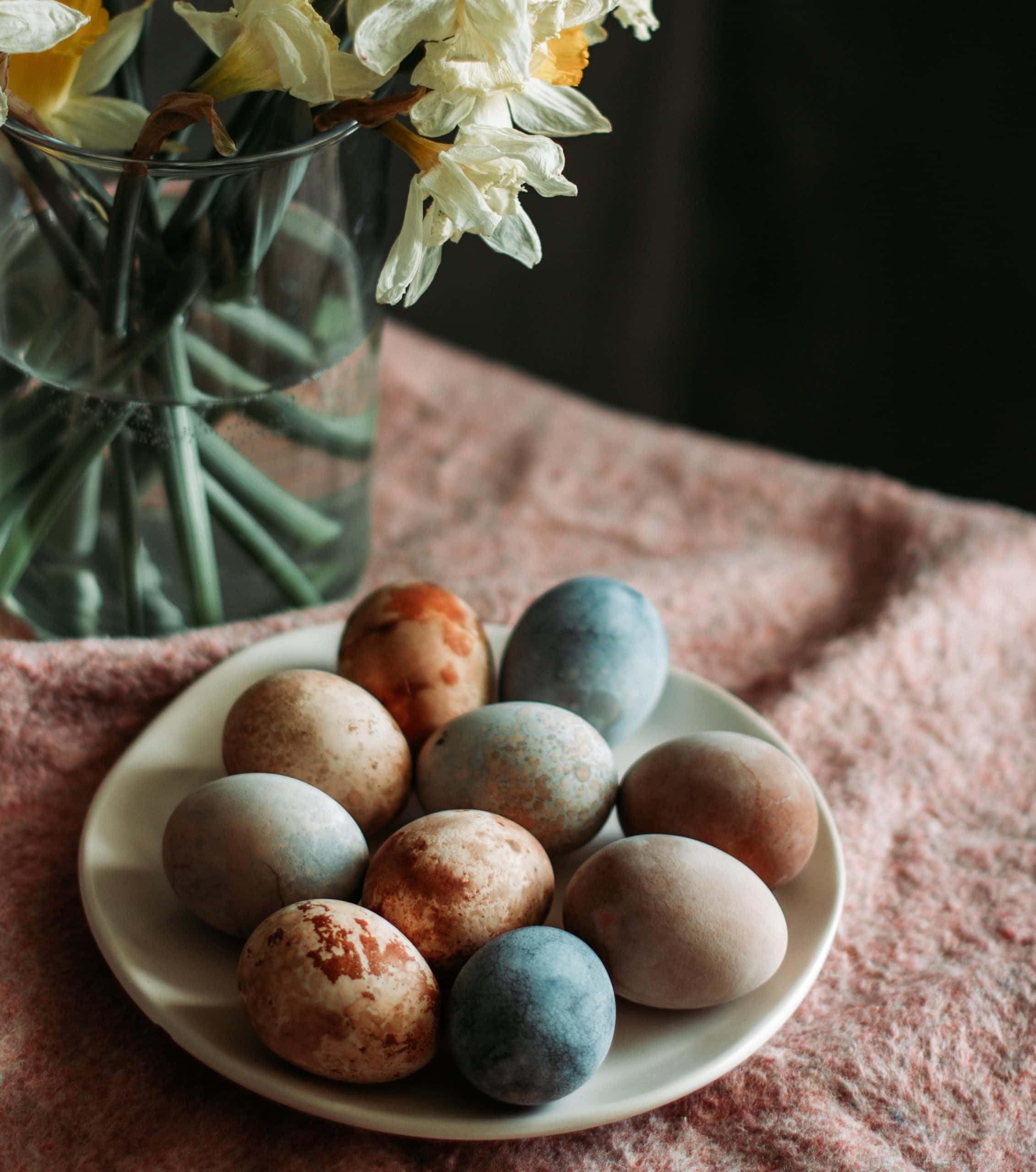 Ostertage Tisch mit bunten Eiern: Schöne Events rund um die Ostertage in München für Kinder und Familien // HIMBEER