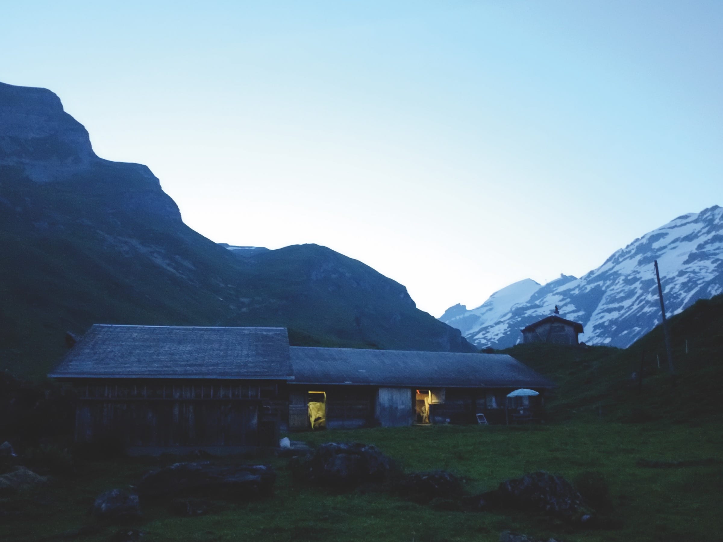 Auszeit auf der Alp mit Kindern – Engstenalp in der Schweiz, Berner Oberland – Abendstimmung in den Bergen // HIMBEER