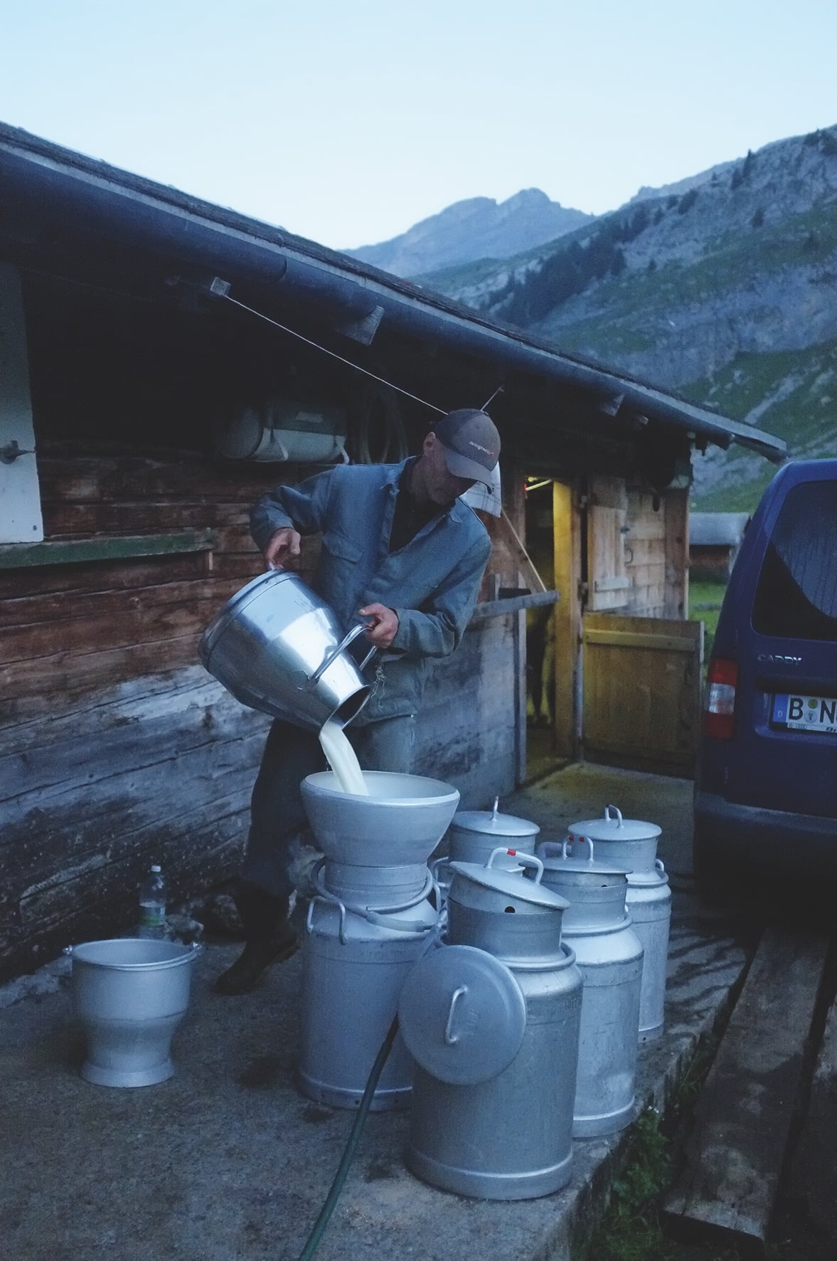 Auszeit auf der Alp mit Kindern – Engstenalp in der Schweiz, Berner Oberland – Milchkannen // HIMBEER