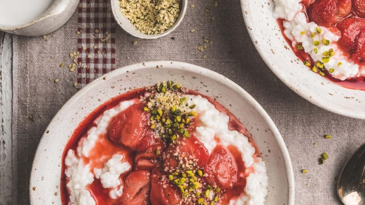 Glutenfreies und Veganer Rezept: Reis-Porridge mit Erdbeerkompett // HIMBEER