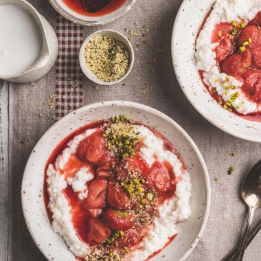 Glutenfreies und Veganer Rezept: Reis-Porridge mit Erdbeerkompett // HIMBEER