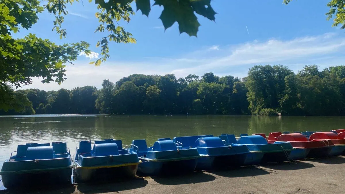 Boot fahren auf dem Kleinhesseloher See // HIMBEER