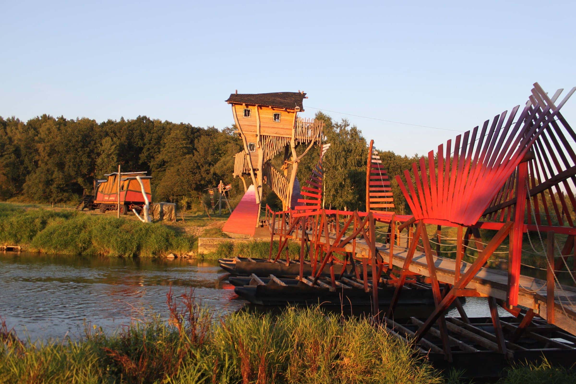 Kulturinsel Erlebniswelt für die ganze Familie – Abenteuer-Freizeitpark und Erlebnisnächte im Baumhaushotel // HIMBEER