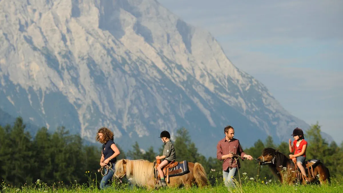 Familienurlaub in Tirol mit Kindern: Wandern und Ponyreiten in den Bergen // HIMBEER
