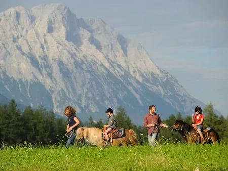 Familienurlaub in Tirol mit Kindern: Wandern und Ponyreiten in den Bergen // HIMBEER