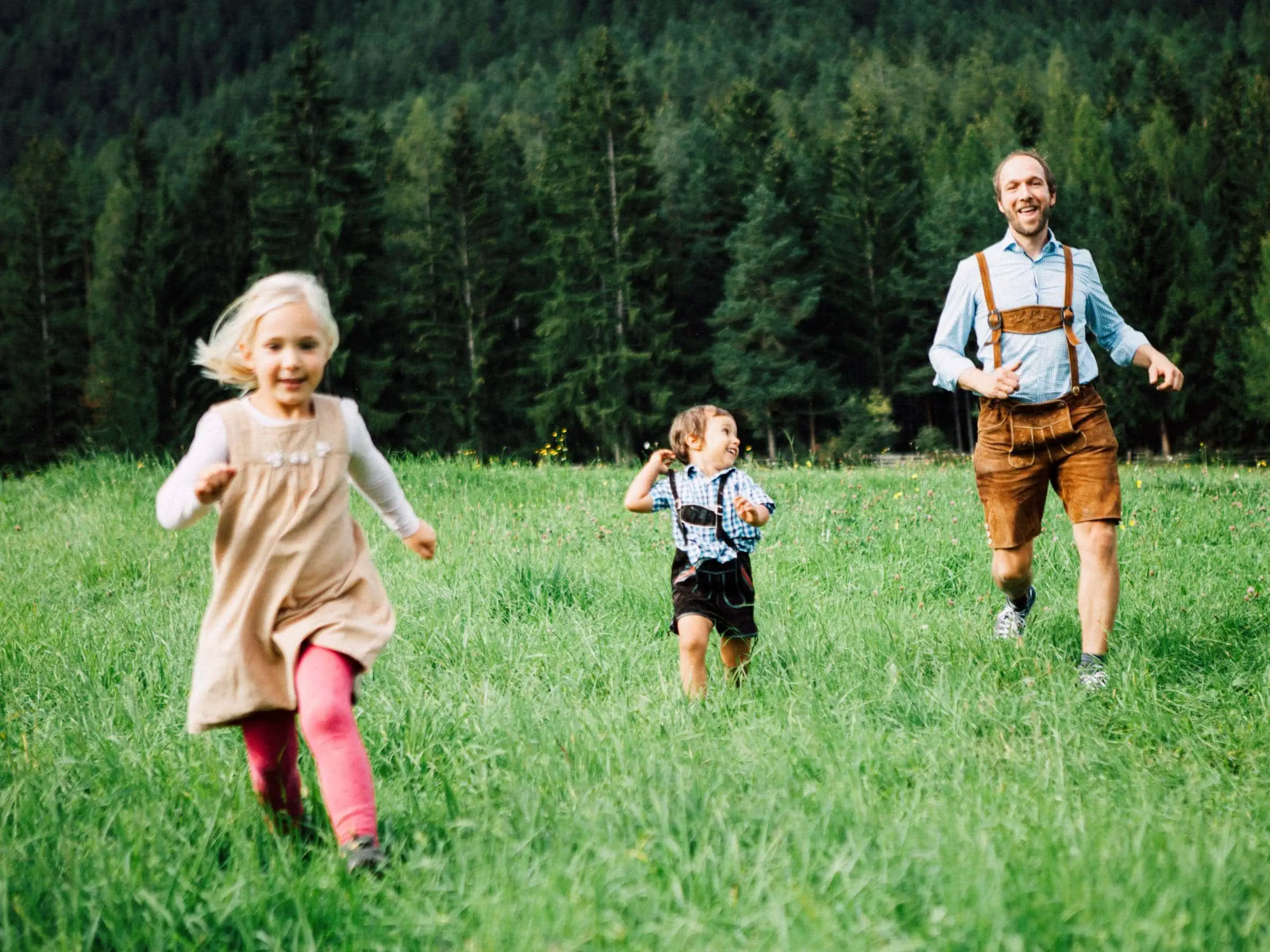 Familienurlaub in Tirol mit Kindern: Naturerlebnisse in den Bergen // HIMBEER