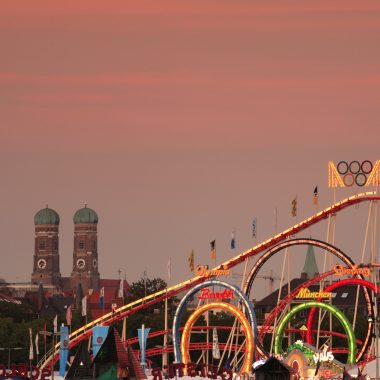 Feste und Festivals im September für Familien mit Kindern in München: Achterbahn auf dem Oktoberfest // HIMBEER