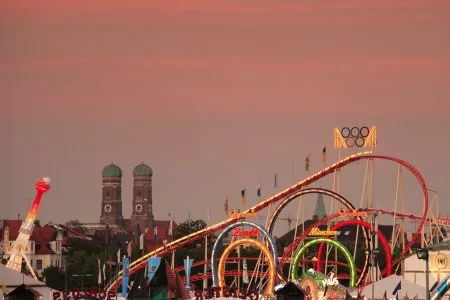 Feste und Festivals im September für Familien mit Kindern in München: Achterbahn auf dem Oktoberfest // HIMBEER