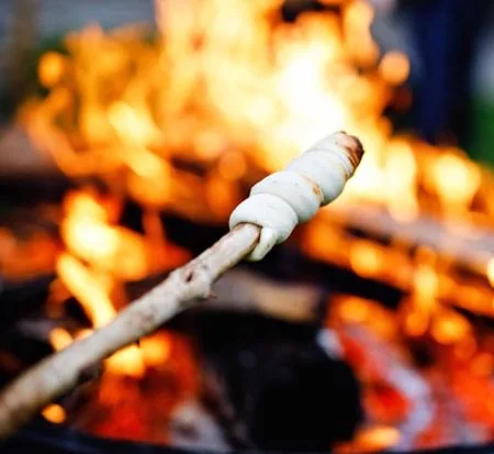 Rezept für Stockbrot am Lagerfeuer – toll für Kinder // HIMBEER