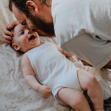 Bindung verstehen: Interview mit der systemischen Familientherapeutin Dr. Eliane Retz über bindungs- und bedürfnisorientierte Erziehung und den Aufbau einer stabilen Bindung zum Baby von Beginn an // HIMBEER