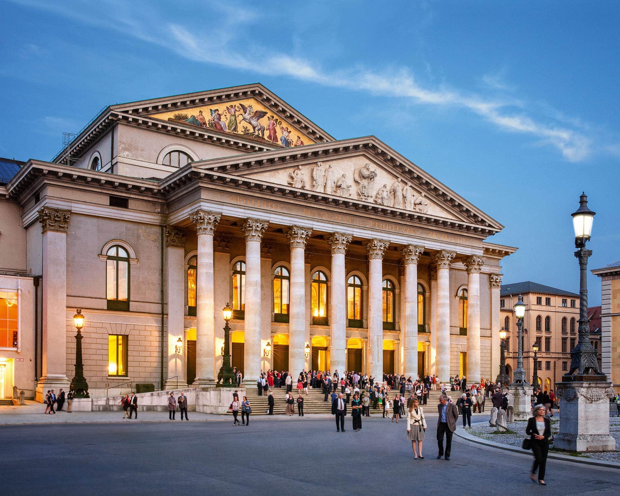 Bayerische Staatsoper im Nationaltheater – Abendstimmung in München // HIMBEER