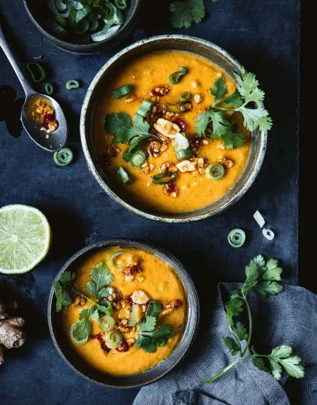 Süßkartoffelsuppe mit Erdnüssen // HIMBEER