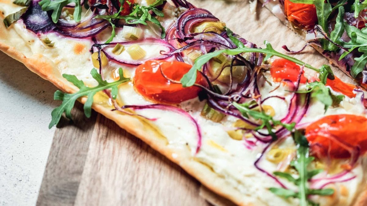 Mediterraner Flammkuchen-Rezept - Soulfoof für Faule // HIMBEER