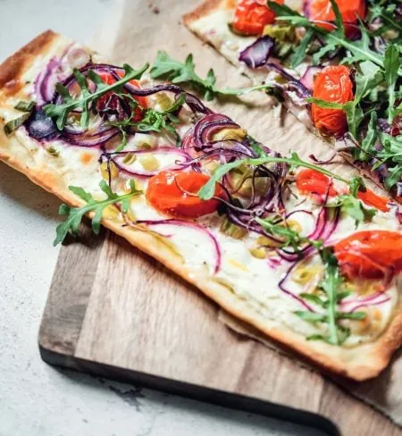 Mediterraner Flammkuchen-Rezept - Soulfoof für Faule // HIMBEER