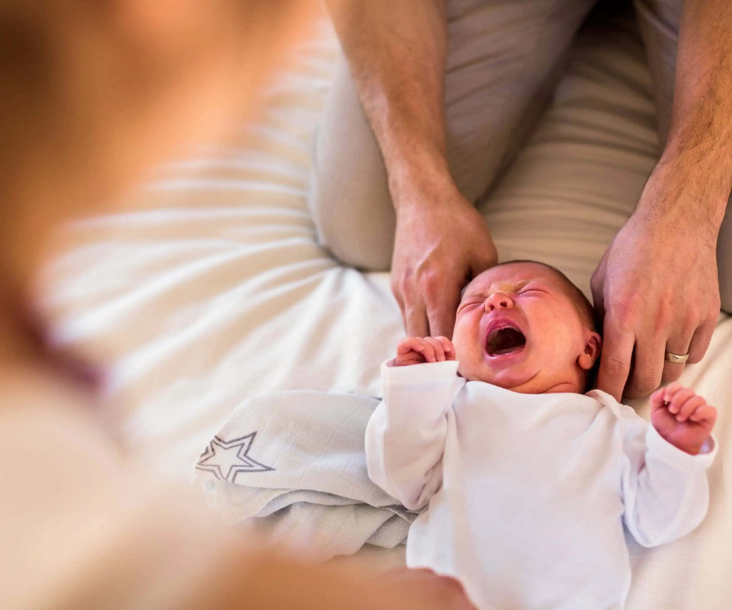 Was tun, wenn das Baby weint? Bindung verstehen: Interview mit der systemischen Familientherapeutin Dr. Eliane Retz über bindungs- und bedürfnisorientierte Erziehung und den Aufbau einer stabilen Bindung zum Baby von Beginn an // HIMBEER