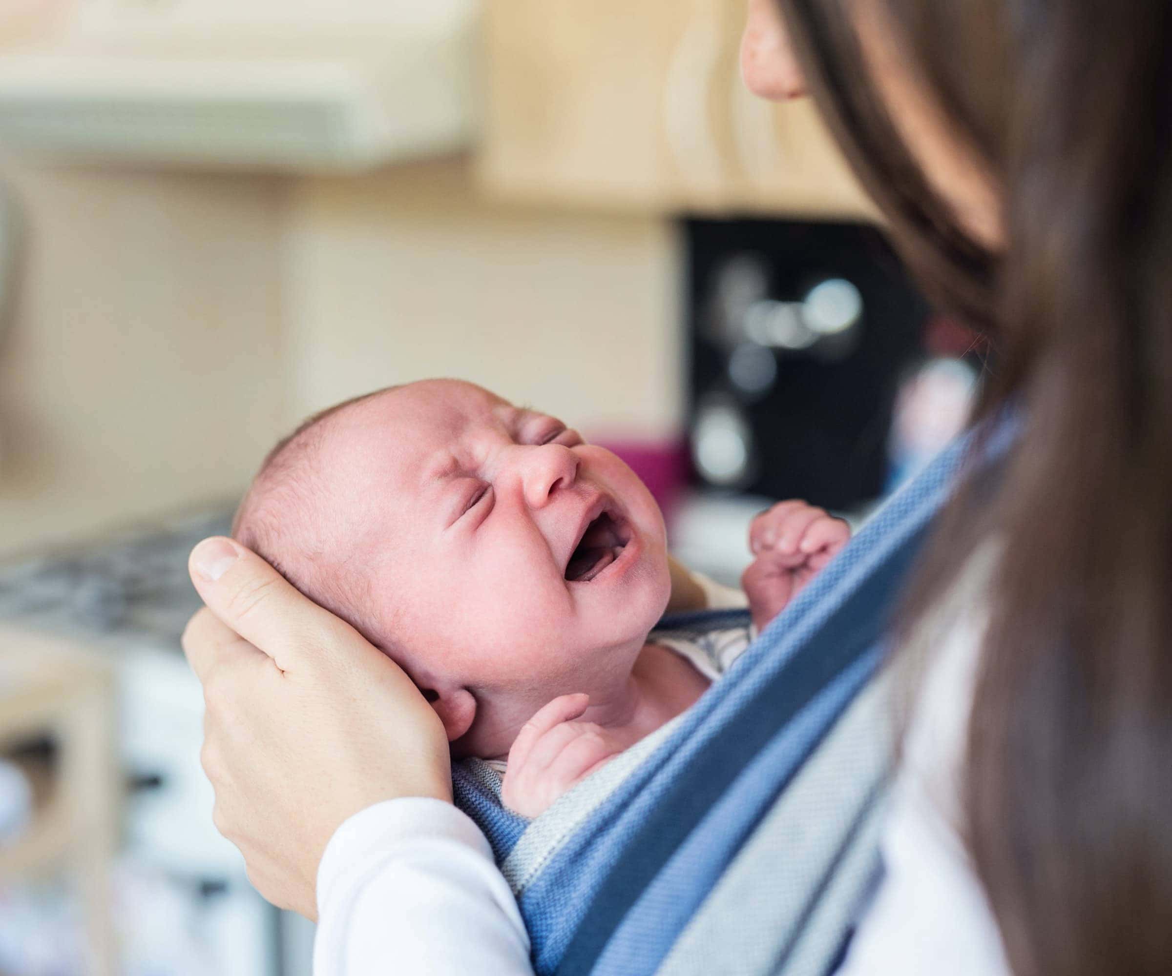 Was tun, wenn das Baby weint? Bindung verstehen: Interview mit der systemischen Familientherapeutin Dr. Eliane Retz über bindungs- und bedürfnisorientierte Erziehung und den Aufbau einer stabilen Bindung zum Baby von Beginn an // HIMBEER