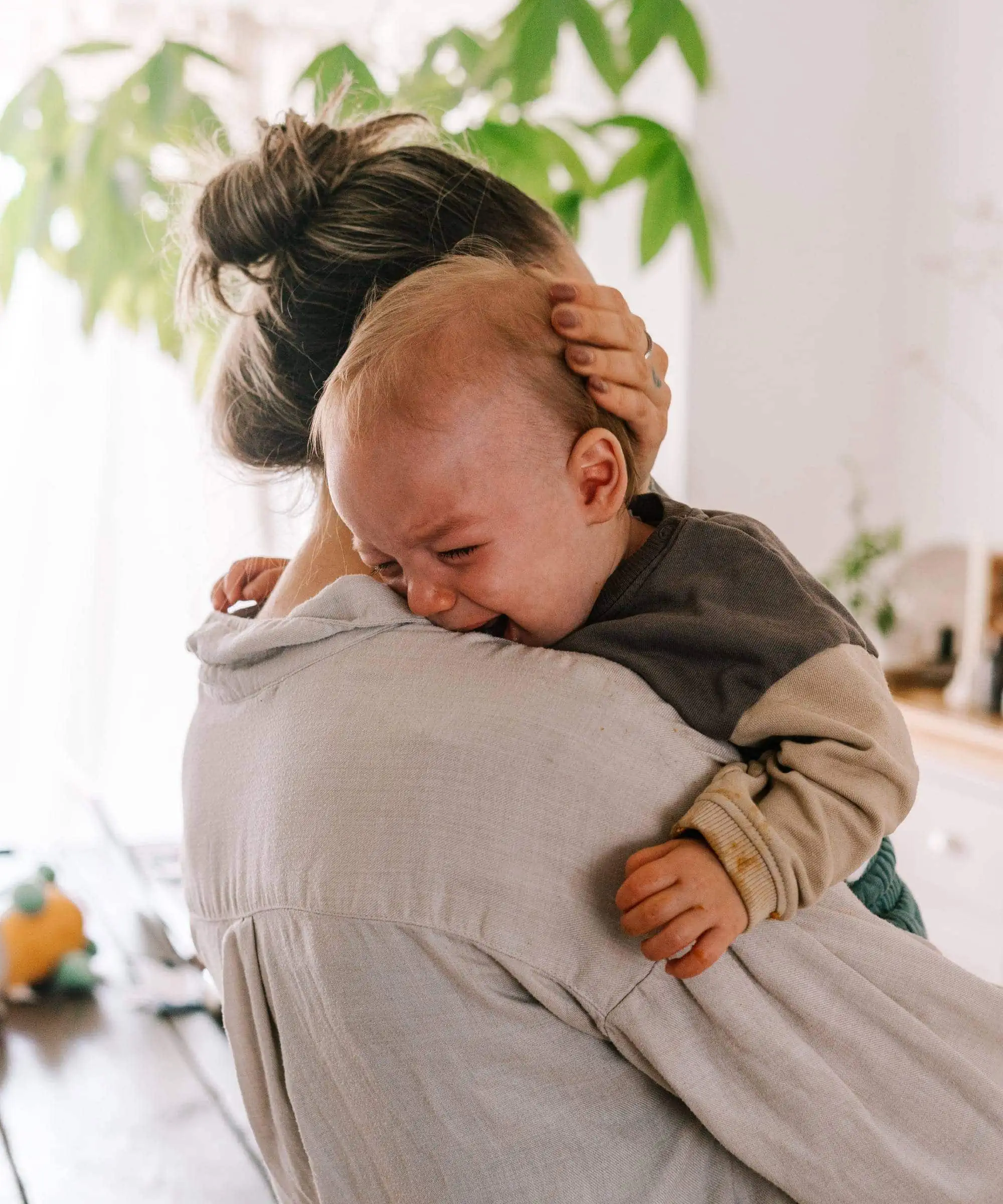 Was tun, wenn das Baby weint? Bindung verstehen: Interview mit der systemischen Familientherapeutin Dr. Eliane Retz über bindungs- und bedürfnisorientierte Erziehung und den Aufbau einer stabilen Bindung zum Baby von Beginn an // HIMBEER