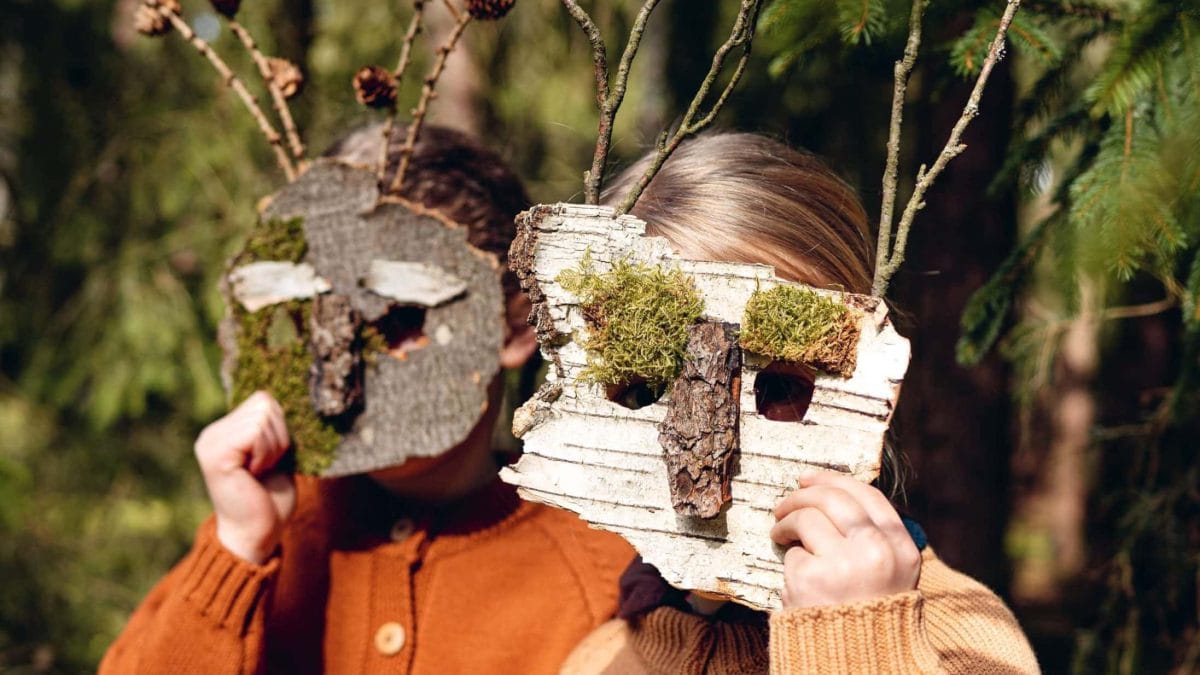 Herbstliches Basteln mit Kindern und Naturmaterialien: Rindenmaske aus Baumrinde // HIMBEER