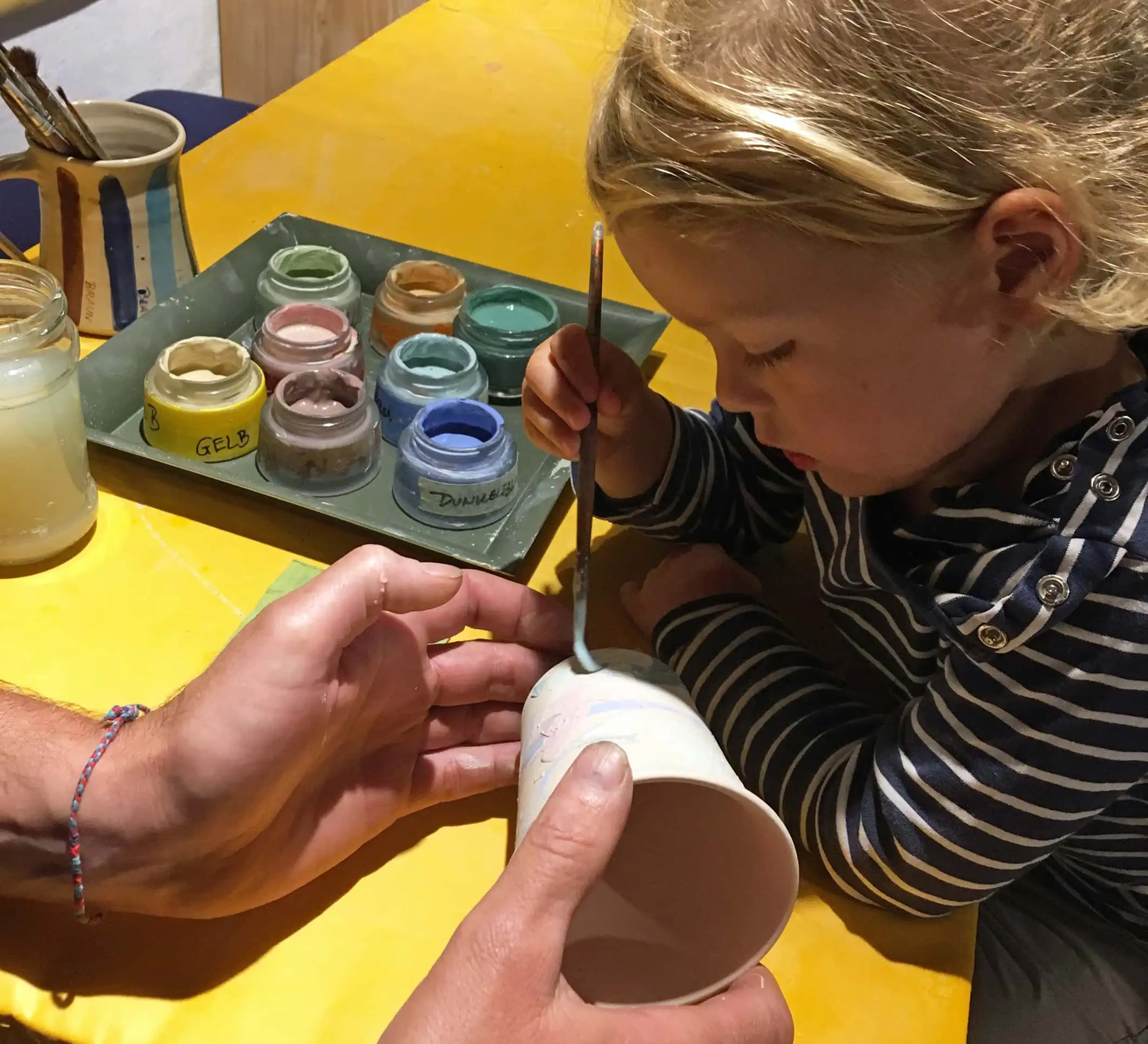 Tipps für die Herbstferienwoche mit Kindern: Geschirr bemalen im Freiluftmuseum Glentleiten // HIMBEER