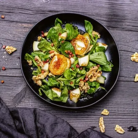 Feldsalat mit Birne, Walnuss und angebratenem Ziegenkäse // HIMBEER