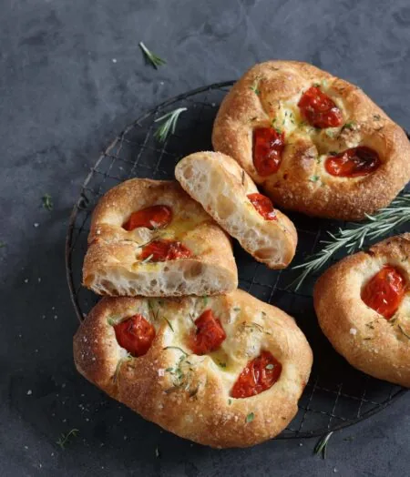 Mini-Focaccia backen – Rezept für 8 Stück // HIMBEER