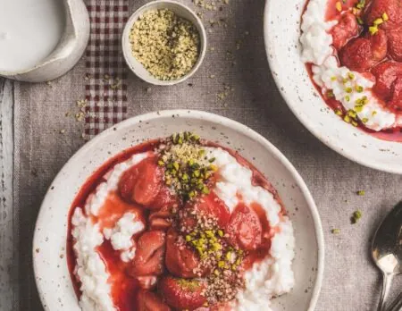 Glutenfreies und Veganer Rezept: Reis-Porridge mit Erdbeerkompett // HIMBEER