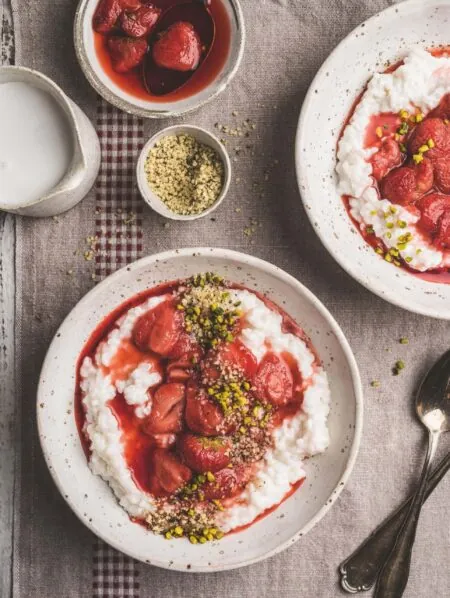 Glutenfreies und Veganer Rezept: Reis-Porridge mit Erdbeerkompett // HIMBEER