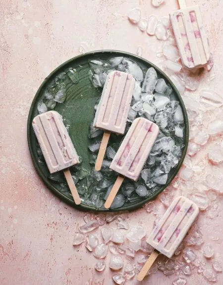 Strawberry Shortcake Popsicles – Erdbeereis am Stiel // HIMBEER