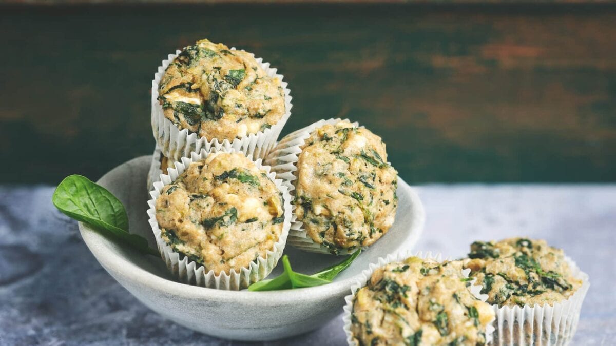 Mental Health – das Kochbuch: Spinatmuffins mit Feta und Oliven // HIMBEER