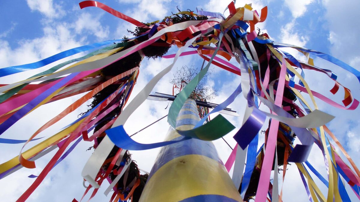 Bunte Feste und Festivals im Mai - Tanz unterm Maibaum // HIMBEER