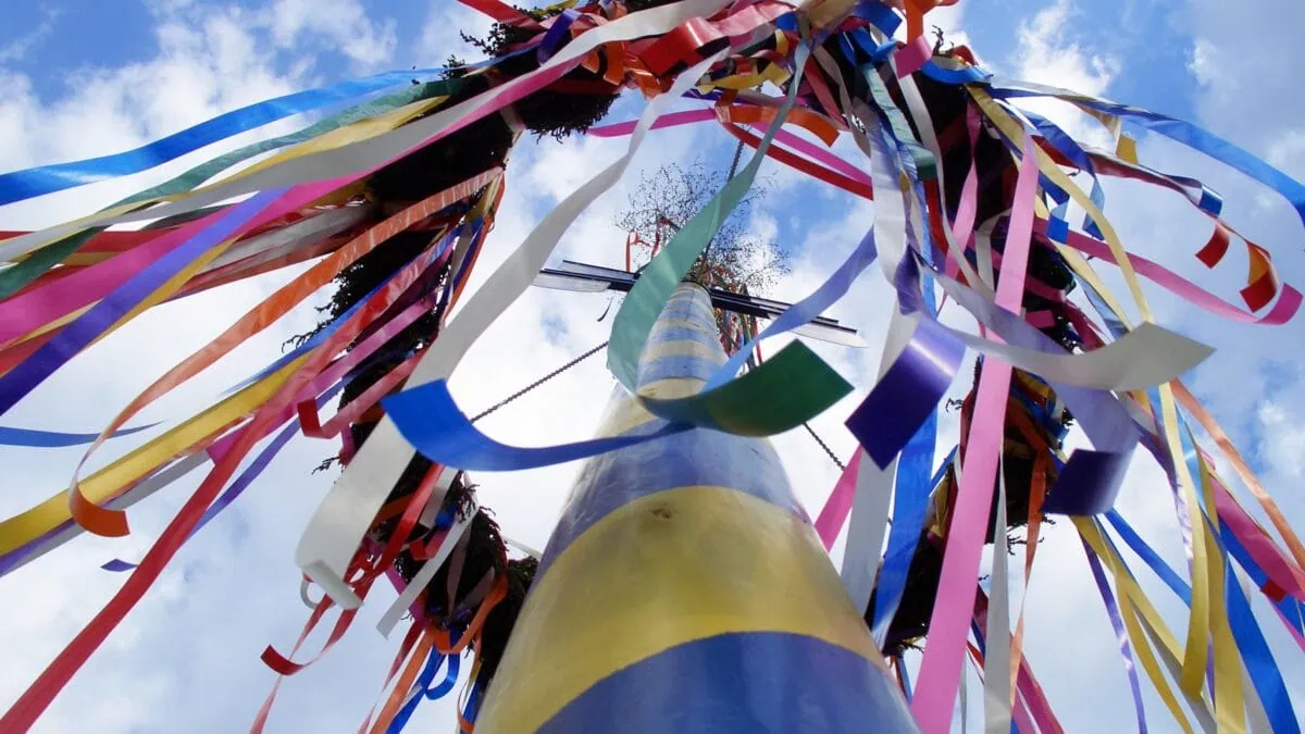 Bunte Feste und Festivals im Mai - Tanz unterm Maibaum // HIMBEER
