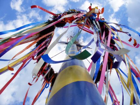 Bunte Feste und Festivals im Mai - Tanz unterm Maibaum // HIMBEER