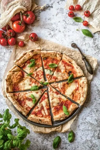 Pizza Margherita für die Familie backen // HIMBEER