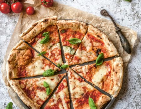 Pizza Margherita für die Familie backen // HIMBEER