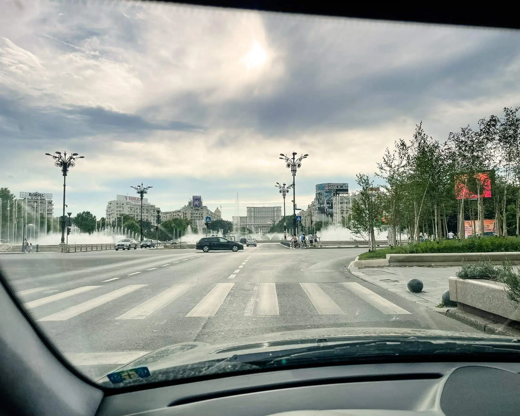 Reise in die Familiengeschichte: Roadtrip durch Rumänien – Boulevard und Parlamentspalast in Bukarest // HIMBEER