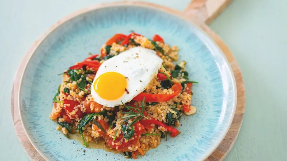 Spinatbulgur mit Spiegelei zubereiten // HIMBEER